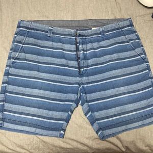 Roundtree and Yorke blue striped shorts. Size 40
